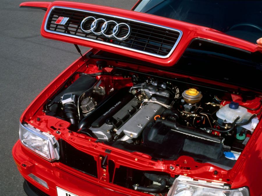 Моторный отсек Audi S2 Coupe (89, 8B) 1990 года  (фото 16 из 16)